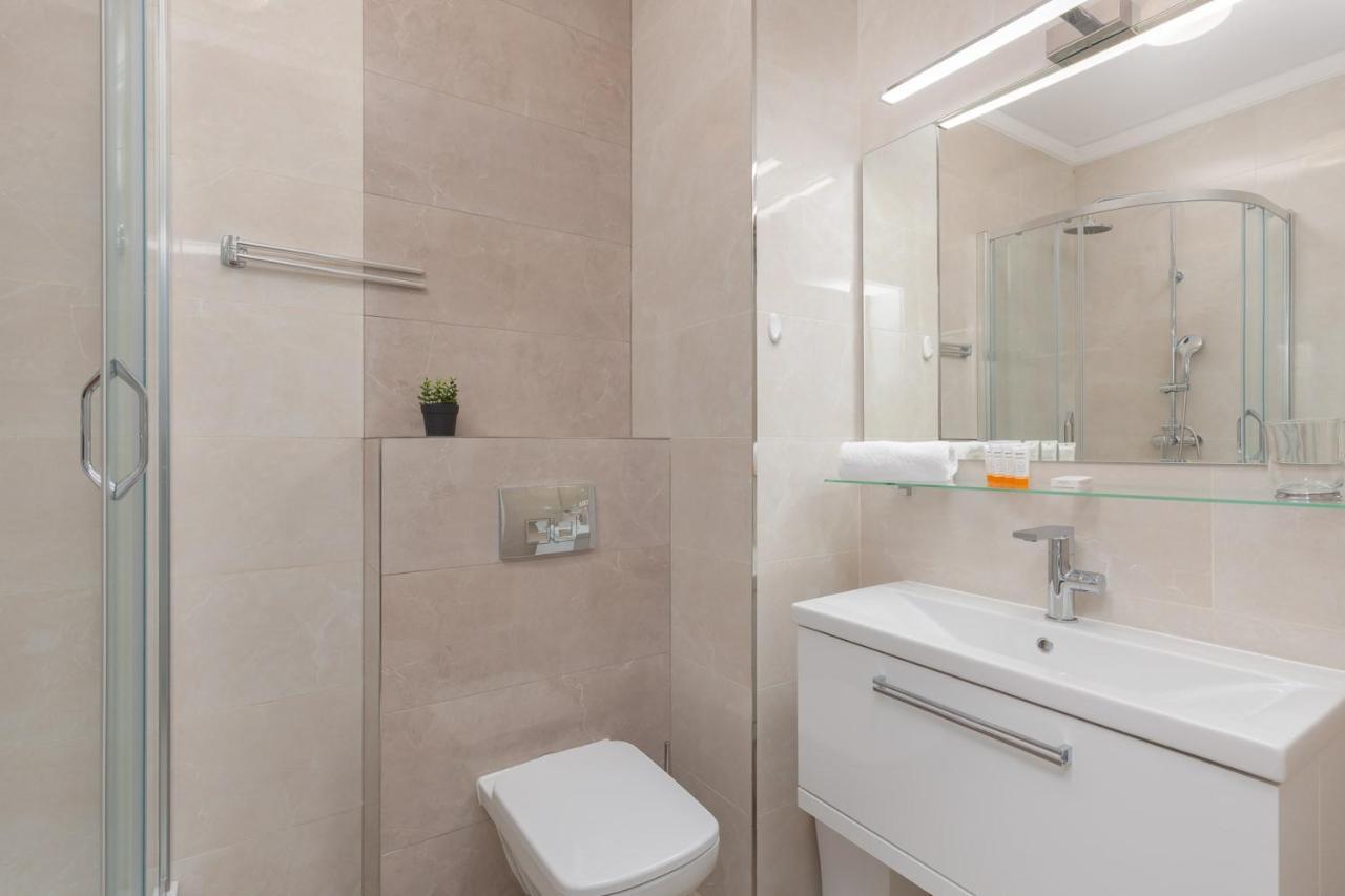 Dzielna Apartment Warsaw Wola By Noclegi Renters Luaran gambar