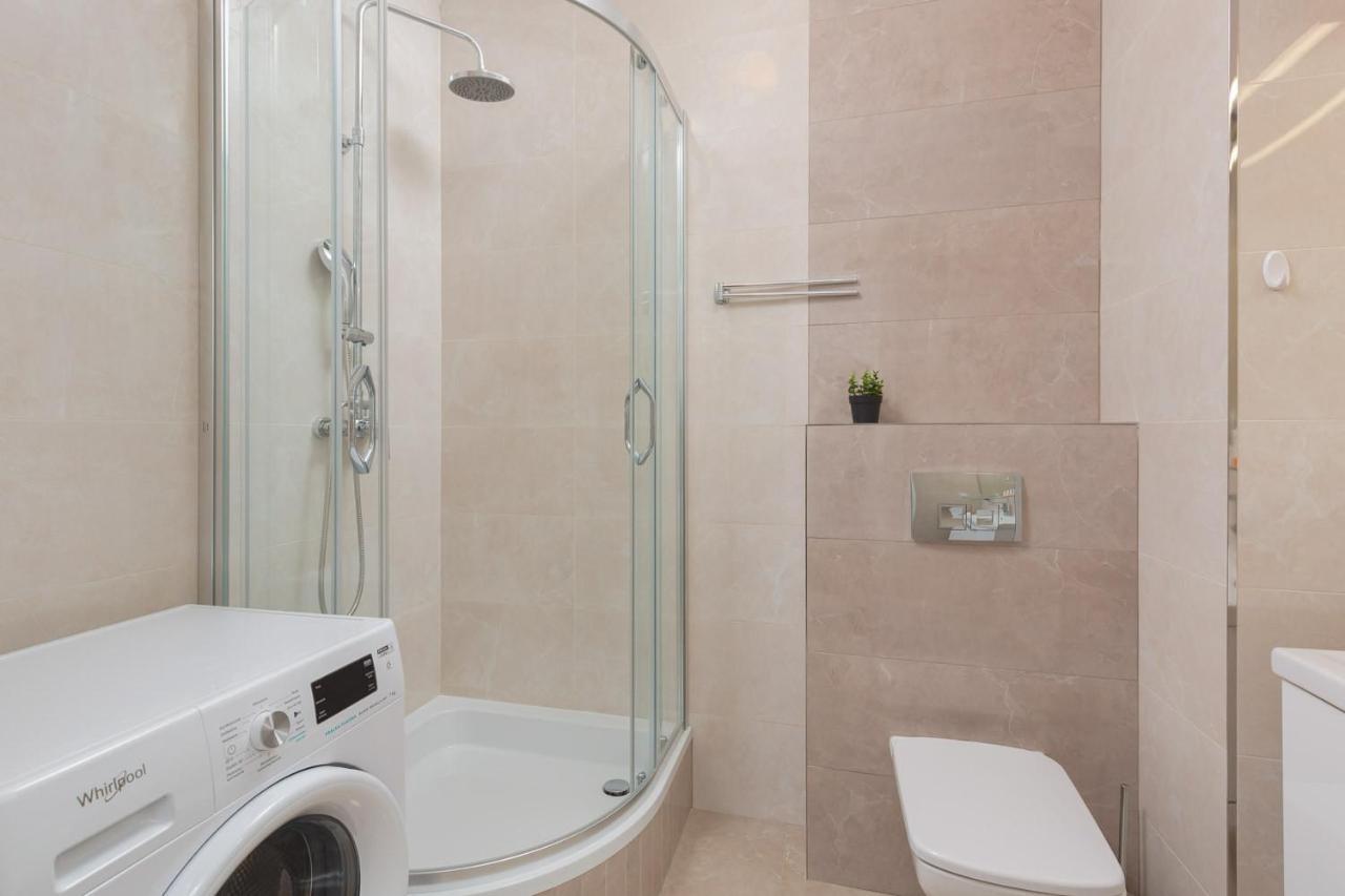 Dzielna Apartment Warsaw Wola By Noclegi Renters Luaran gambar